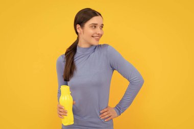 Vücuttaki su dengesi. Günde bir içki. Sıvı yeterliliği. Susuz kalma. Güzel kadın maden suyu tutar. Susadım. Plastik şişeli genç kız. sağlıklı yaşam tarzı.