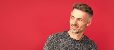 İnsan yüzü portresi, fotokopi alanı olan pankart. Beyaz adam portresi. Erkek manken. Kış modası. Erkek güzelliği. saç ve cilt bakımı