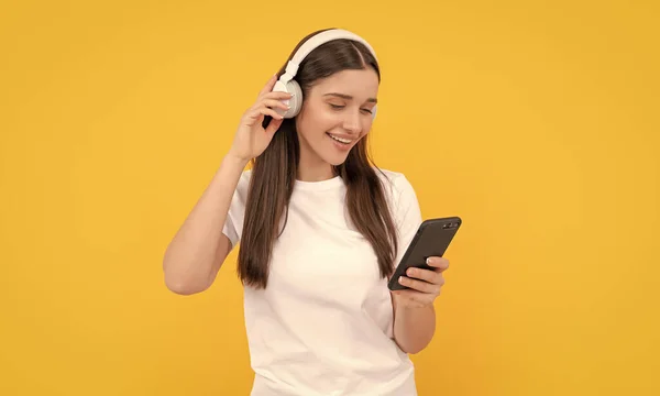 Woman Chat Smartphone Listening Music Influencer Blogging Smiling Girl Headphones — Stock Photo, Image