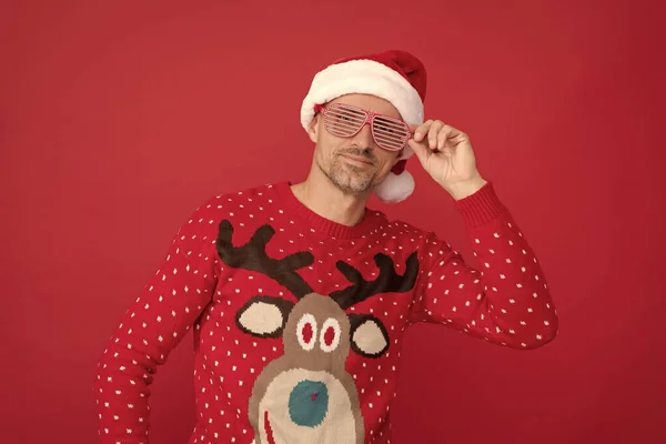 Usmívající Muž Zimním Svetru Brýlích Vánoční Chlápek Santa Claus Klobouk — Stock fotografie