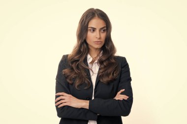 Düşünen genç bir kadının portresi, boş bir boşluğa bakıyor. Stüdyoda başka yöne bakan düşünceli ciddi bir model. Kız seçiminin sorunları çözeceğini düşündü.