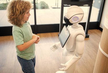 Küçük çocuk robot yapay zekasıyla etkileşim, etkileşim....