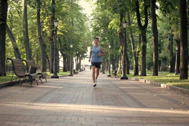 Spor giysileriyle koşan atletik bir adam. tam uzunluk.