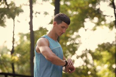 Adam çalıştırıcı aktif giyimde İzleyiciyi kontrol etme süresi.