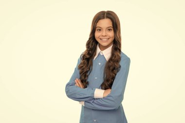 Neşeli çocuk portresi beyaz portrede izole edilmiş uzun kıvırcık saçlıdır..