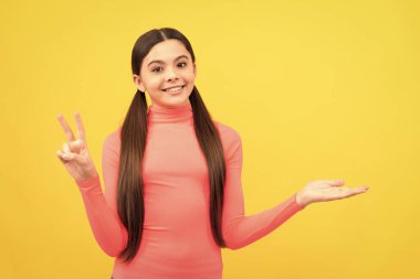 Ürün teklifi. Barış. Çocuk ürün sunuyor, kopyalama alanı. Sarı arka planda güzel bir genç kız reklamı. Mutlu çocuk portresi. Duyuru. Alışveriş ve indirim. Teklif ve öneri.