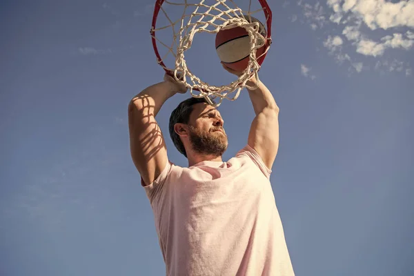 Clavado Cesta Slam Dunk Movimiento Actividad Soleada Verano Hombre Con — Foto de Stock