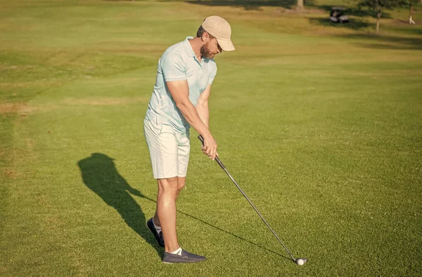 Homme Concentré Jouant Jeu Sur Herbe Verte Activité Estivale Sport — Photo