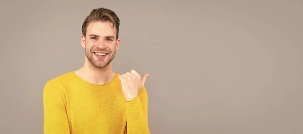 Reklam Reklammannen Glad Kille Pekar Finger Sidan Grå Bakgrund Man — Stockfoto