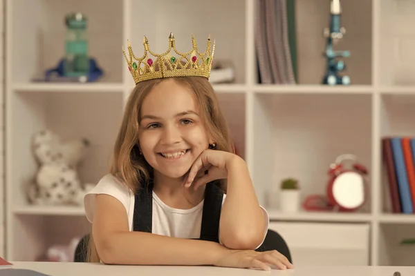 Uśmiechnięte Dziecko Koronie Królowej Klasie Szkolnej — Zdjęcie stockowe