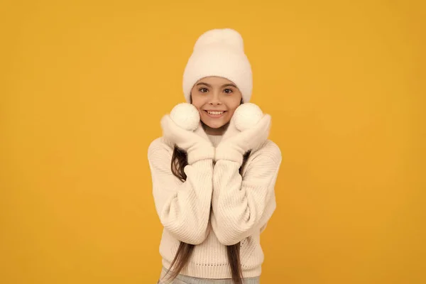 Vrolijk Kerstfeest Gelukkig Nieuwjaar Lachend Kind Met Wintermuts Handschoenen Kind — Stockfoto