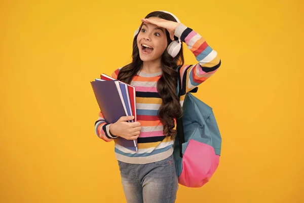 Niesamowity Nastolatek Uczennica Nastolatka Słuchawkami Plecakiem Żółtym Izolowanym Tle Studia — Zdjęcie stockowe