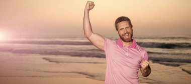 İnsan yüzü portresi, fotokopi alanı olan pankart. Sunrise Beach 'te başarılı bir adam. Gömlekli sakallı adam. Başarıyı kutlamak. yaz tatili