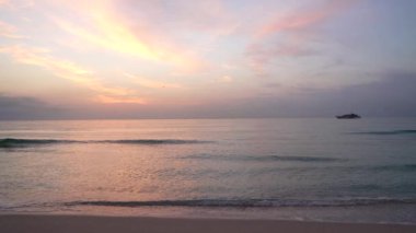 Gün batımında gökyüzü ve ufukta gemi, romantik manzara.