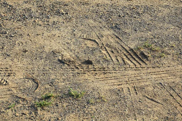 田里拖拉机在泥土上的轮迹 — 图库照片