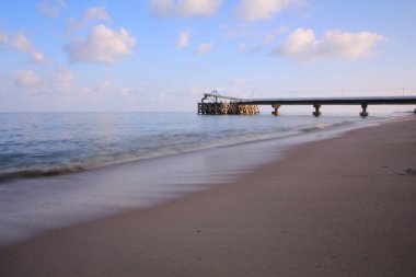 iskele köprüsü denize açılıyor..