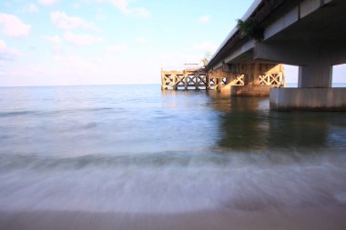 iskele köprüsü denize açılıyor..