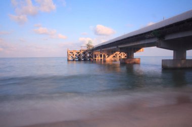 iskele köprüsü denize açılıyor..