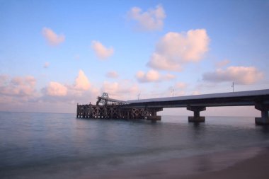 iskele köprüsü denize açılıyor..