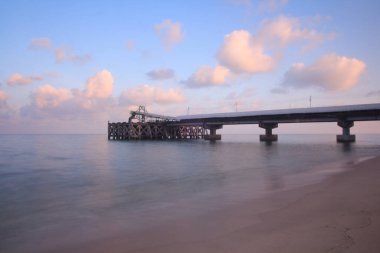 iskele köprüsü denize açılıyor..