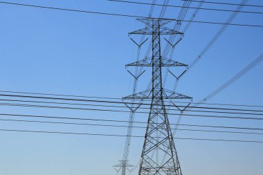 Yürüme yolunun yanında elektrik direği