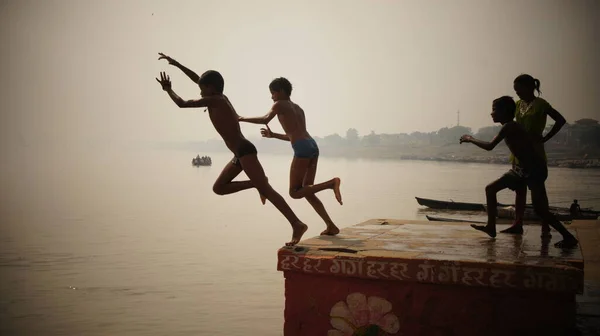 Crianças Indianas Saltam Para Rio Ganges — Fotografia de Stock