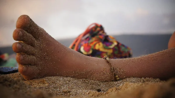 Женская Нога Песке — стоковое фото