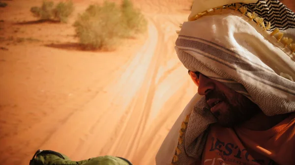 Hombre Desierto Con Una Mochila —  Fotos de Stock