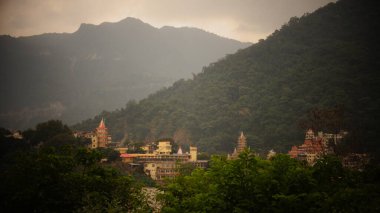 Şafak vakti eski bir tapınağın güzel bir fotoğrafı.