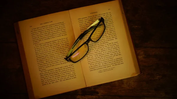 Livro Velho Óculos Com Uma Ideia Lendo Conceito — Fotografia de Stock