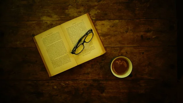 Csésze Tea Egy Könyvet Könyveket Egy Háttér — Stock Fotó