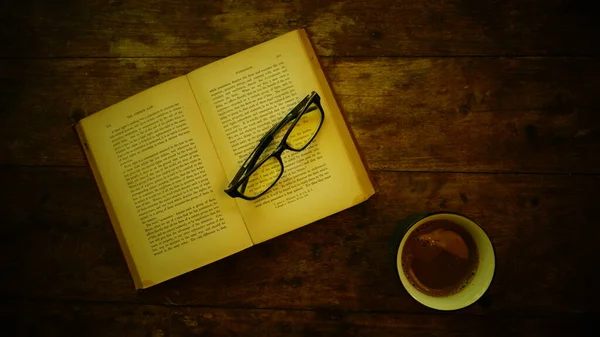 Egy Csésze Kávé Könyv Íróasztalon — Stock Fotó