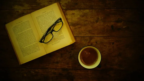 Aufgeschlagenes Buch Tasse Kaffee Notizbuch Und Andere Gegenstände Auf Holzgrund — Stockfoto