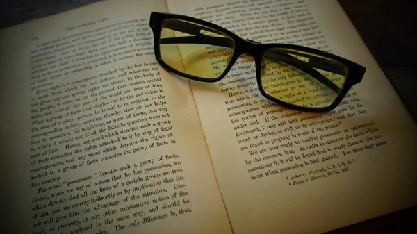 大学図書館の本や眼鏡は — ストック写真