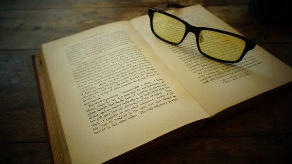 Livro Óculos Leitura Livros Mesa Madeira — Fotografia de Stock