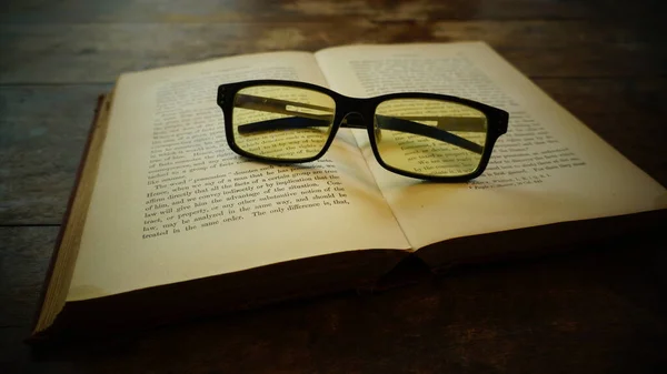 Open Book Glasses Eyeglasses Wooden Background — Stock Photo, Image