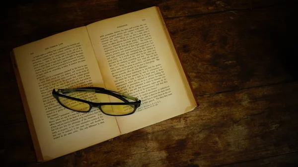 Stará Kniha Brýlemi Biblí Dřevěném Pozadí — Stock fotografie