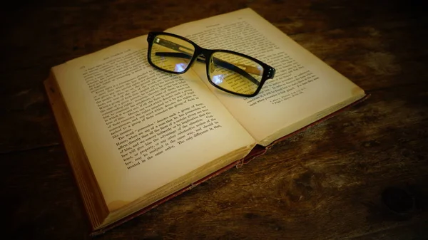 Livro Velho Com Óculos Livros Sobre Fundo Madeira — Fotografia de Stock