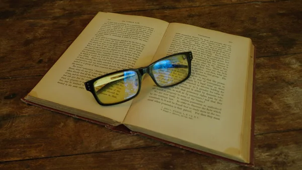 木のテーブルの上の本や本のグラス — ストック写真