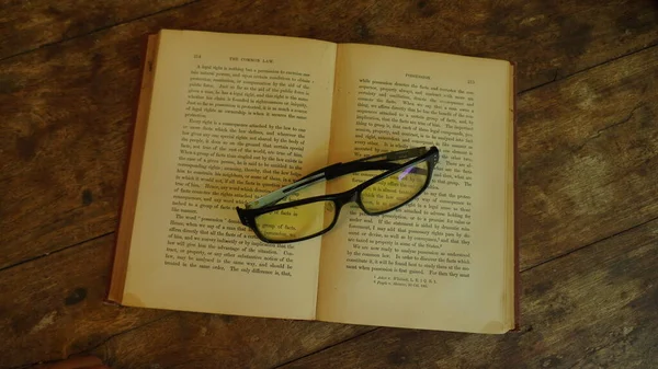 古い本とガラスと本の木の背景 — ストック写真