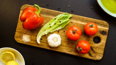 Salata, domates, sarımsak, soğan, limon, domates, biber, yeşil biber.