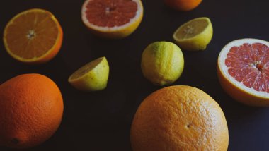Limonlar portakal, greyfurtlar meyve suyu sağlığı için.