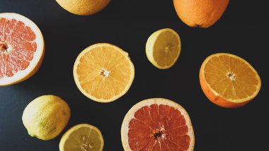 Limonlar portakal, greyfurtlar meyve suyu sağlığı için.