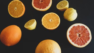 Limonlar portakal, greyfurtlar meyve suyu sağlığı için.