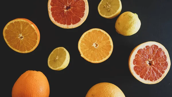 Limonlar portakal, greyfurtlar meyve suyu sağlığı için.