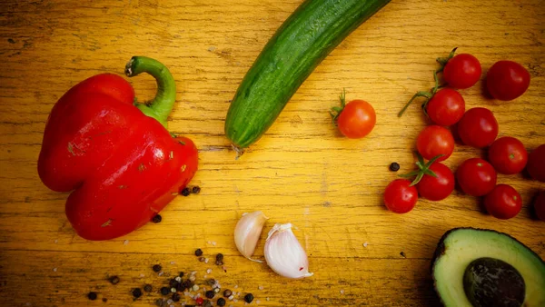 Ahşap arka plandaki taze sebzeler paslı.