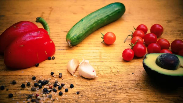 Ahşap arka plandaki taze sebzeler paslı.