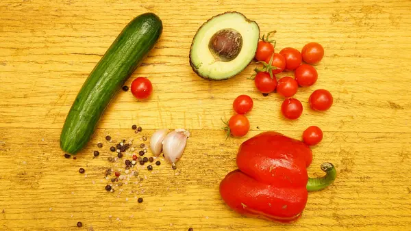 Ahşap arka plandaki taze sebzeler paslı.