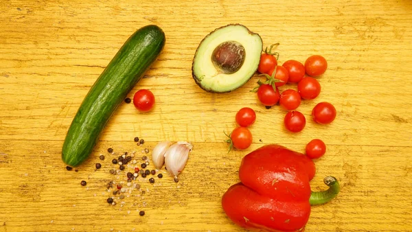 Ahşap arka plandaki taze sebzeler paslı.