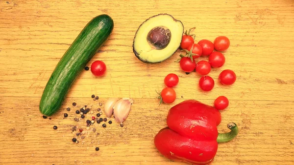 Ahşap arka plandaki taze sebzeler paslı.